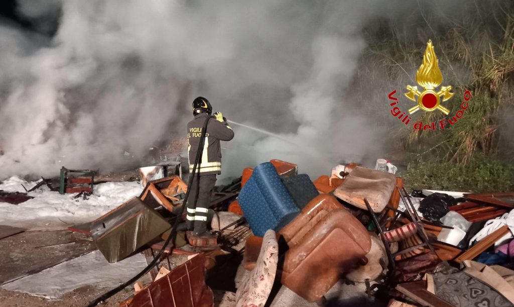 Incendio in via Generale Clark: in fiamme una discarica a cielo aperto nella zona orientale di Salerno