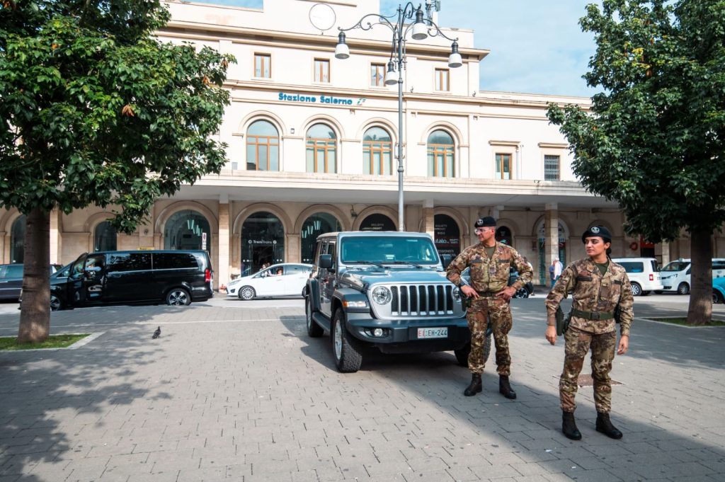 Salerno, ruba zaino nel piazzale della stazione: arrestato