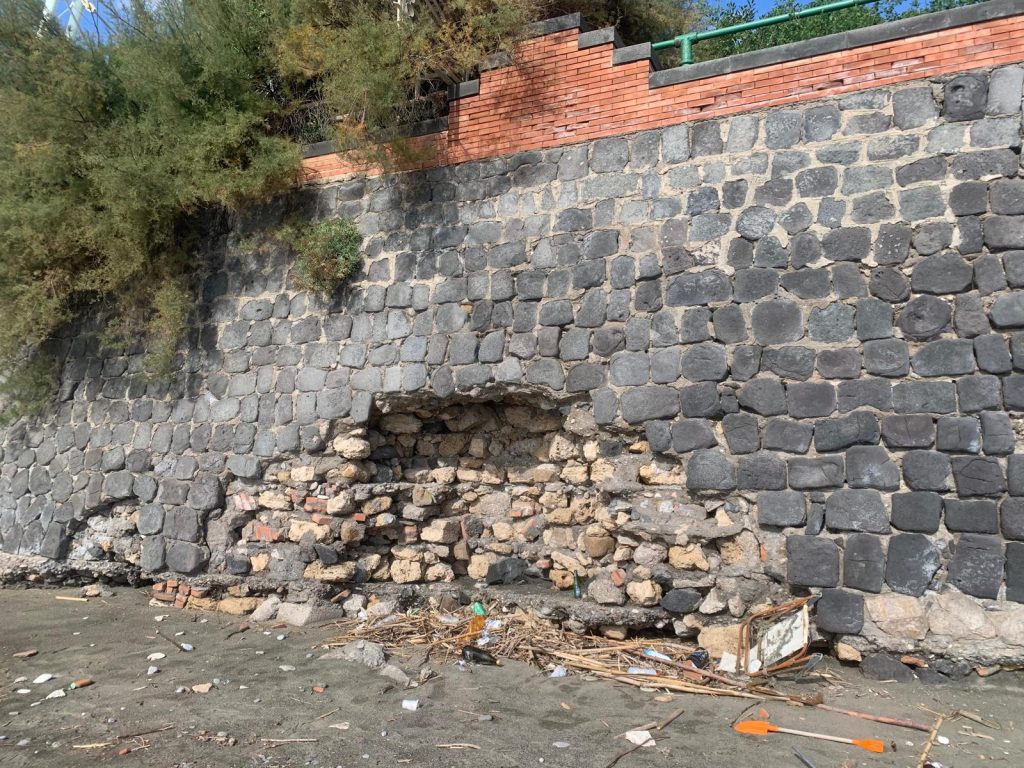 Crolli, “grotte” e incuria: il lungomare di Salerno si sbriciola