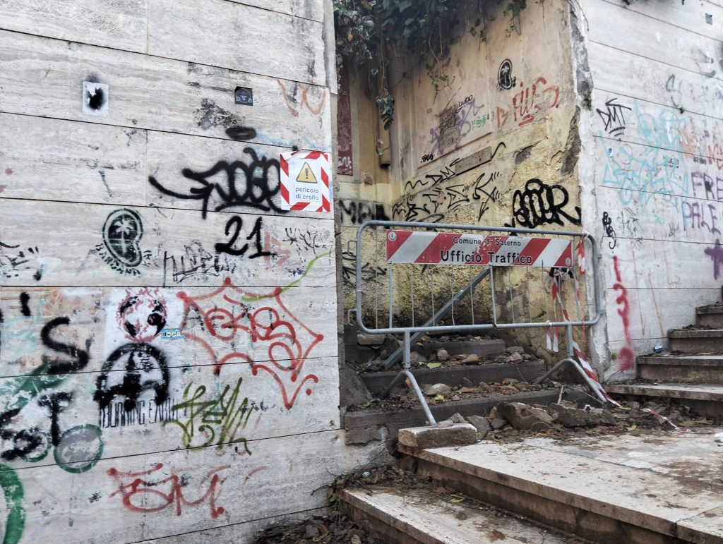 Salerno, si sbriciola muro dell’asilo: rischio crolli, strada chiusa