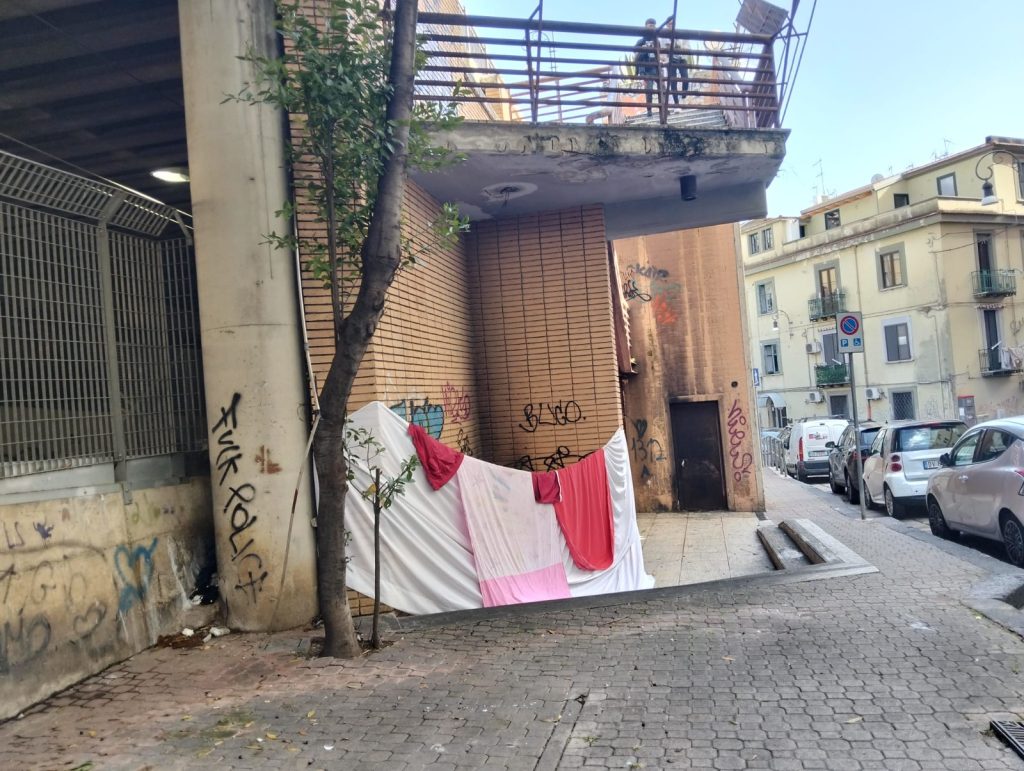 Salerno, piazza Bolognini senza panchine: i clochard si spostano al Trincerone