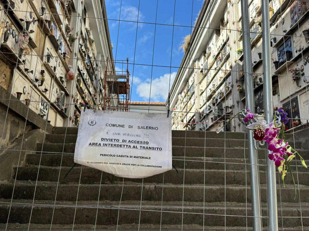 Cimitero di Salerno fra danni e ostacoli: «È una vergogna»