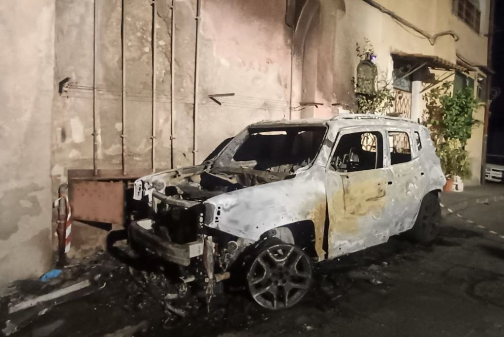 Vettura in fiamme a Cava de’ Tirreni, è caccia al piromane