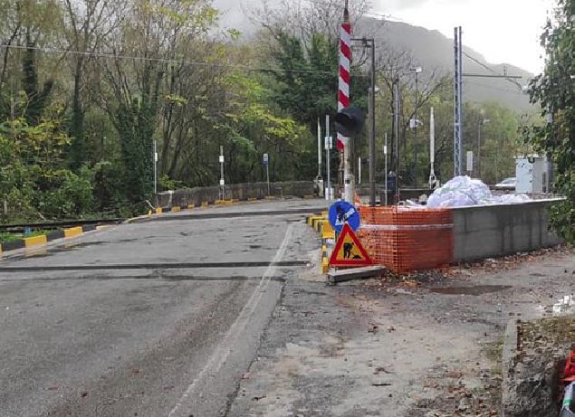 Baronissi bloccata dai treni: incubo passaggi a livello