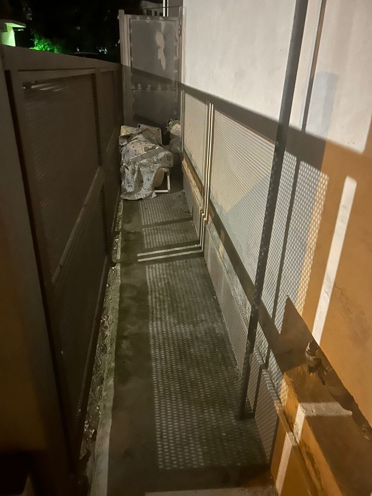 Eboli, l’accusa: «I pazienti del centro dormono a terra»