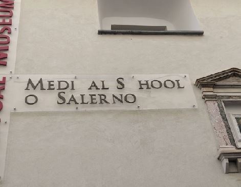 Salerno, Museo virtuale Scuole medica: anche l’insegna cade a pezzi