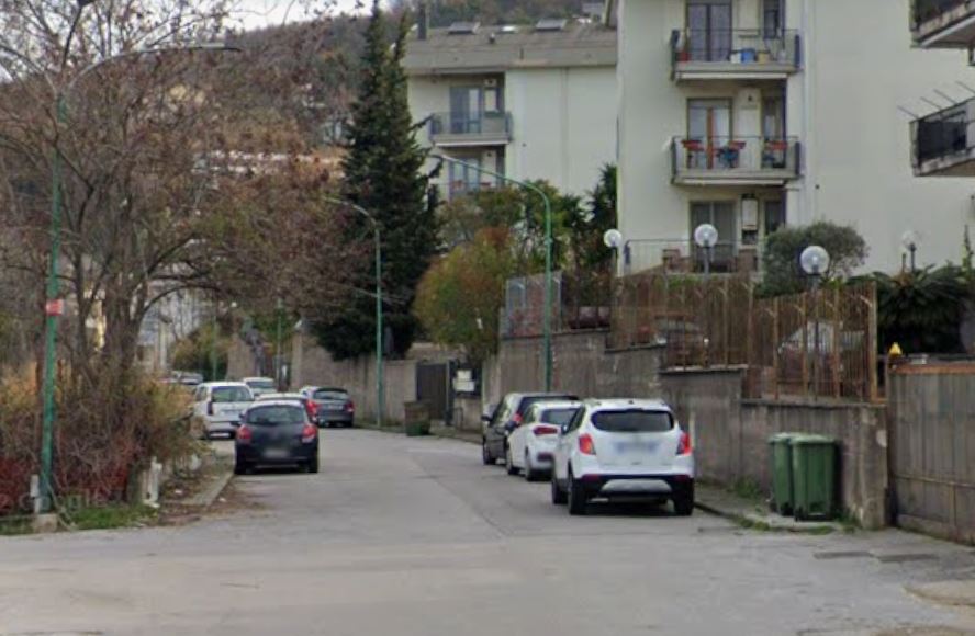 Salerno, il “cimitero” delle auto rubate in collina