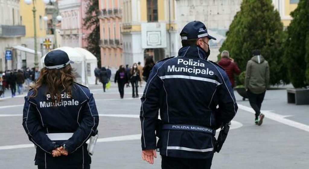 Salerno, la Municipale vara i controlli in e-bike