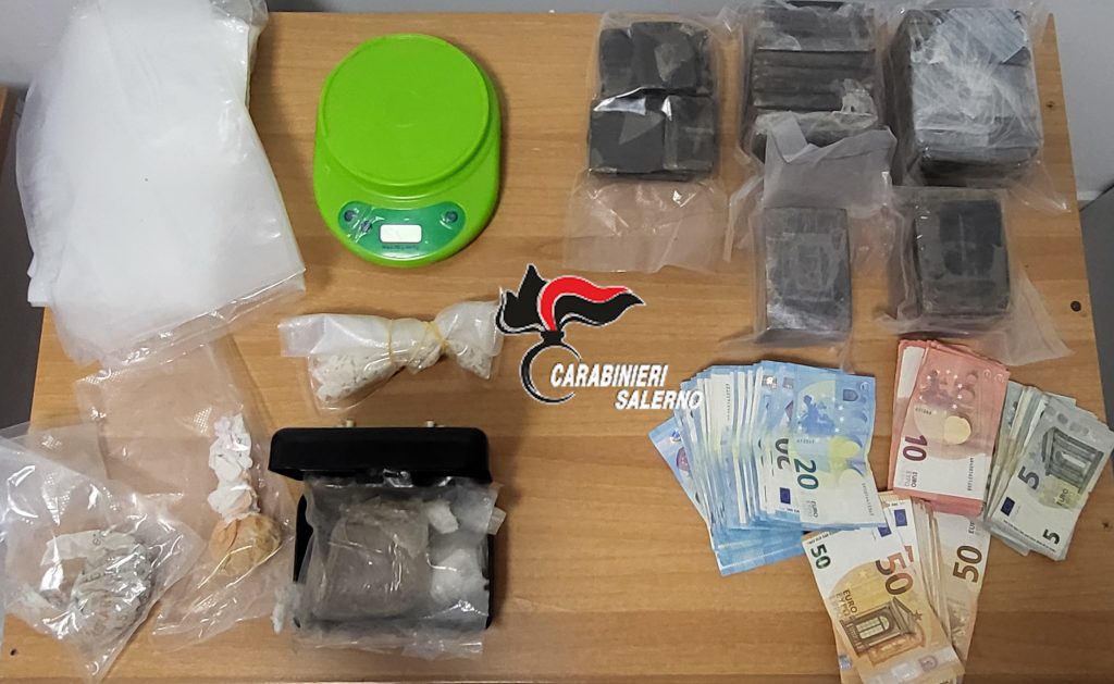 Salerno, due fratelli arrestati per spaccio: sequestrati cocaina, hashish e crack