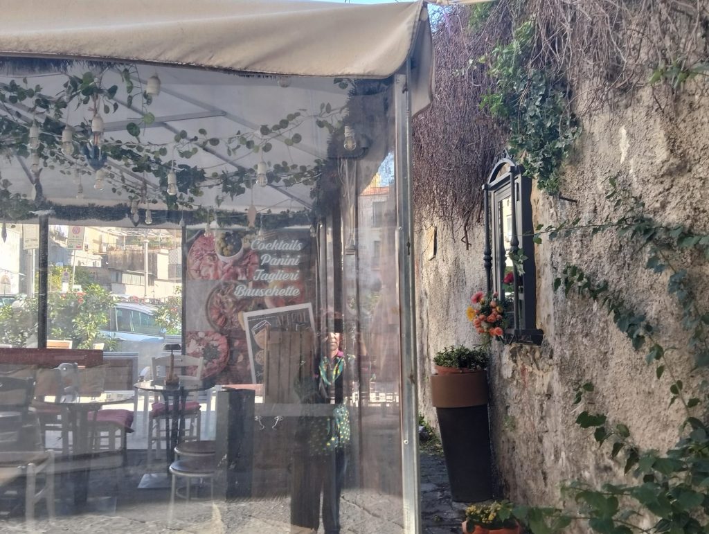 Salerno, un “cubo di plastica” soffoca l’altare di Santa Rita