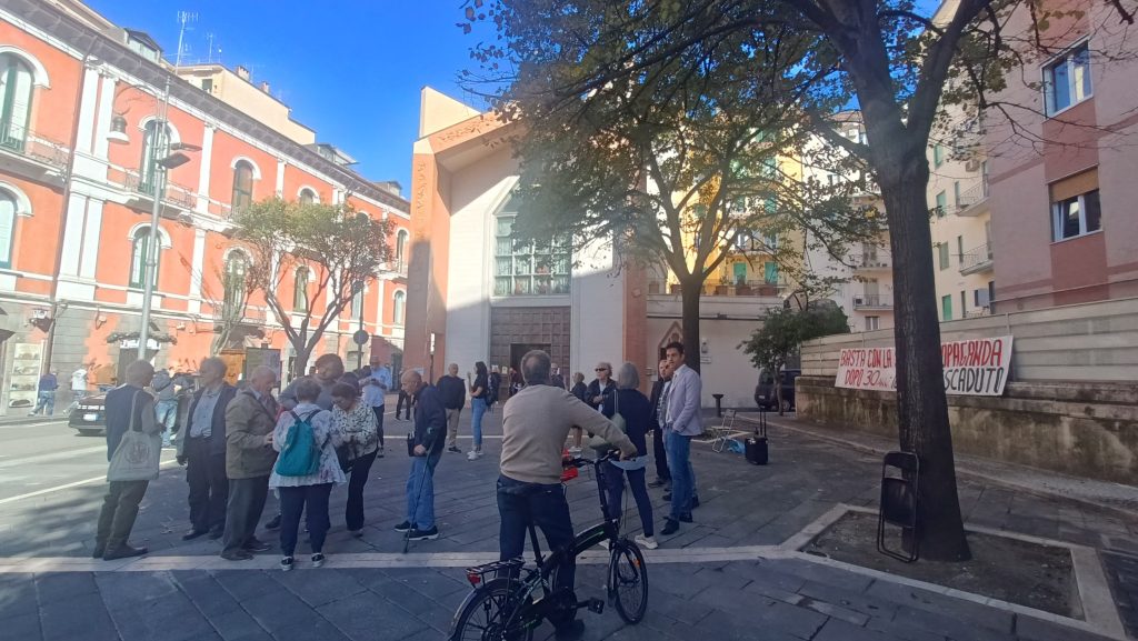 Panchine rimosse a Salerno, il quartiere si divide