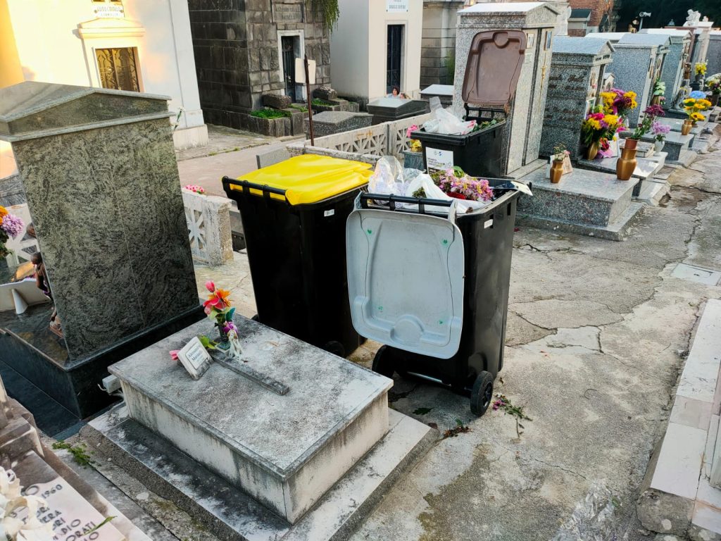 Salerno, la tomba della bimba coperta dall’immondizia