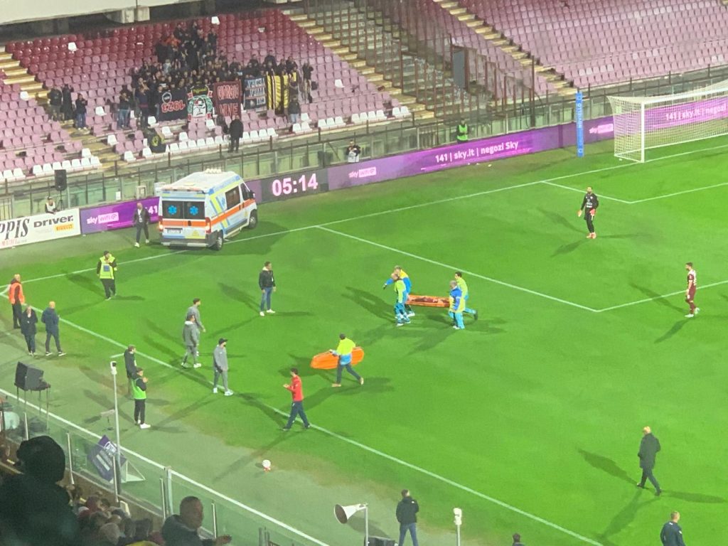 Scontro di gioco in Salernitana-Crotone, paura per Villa