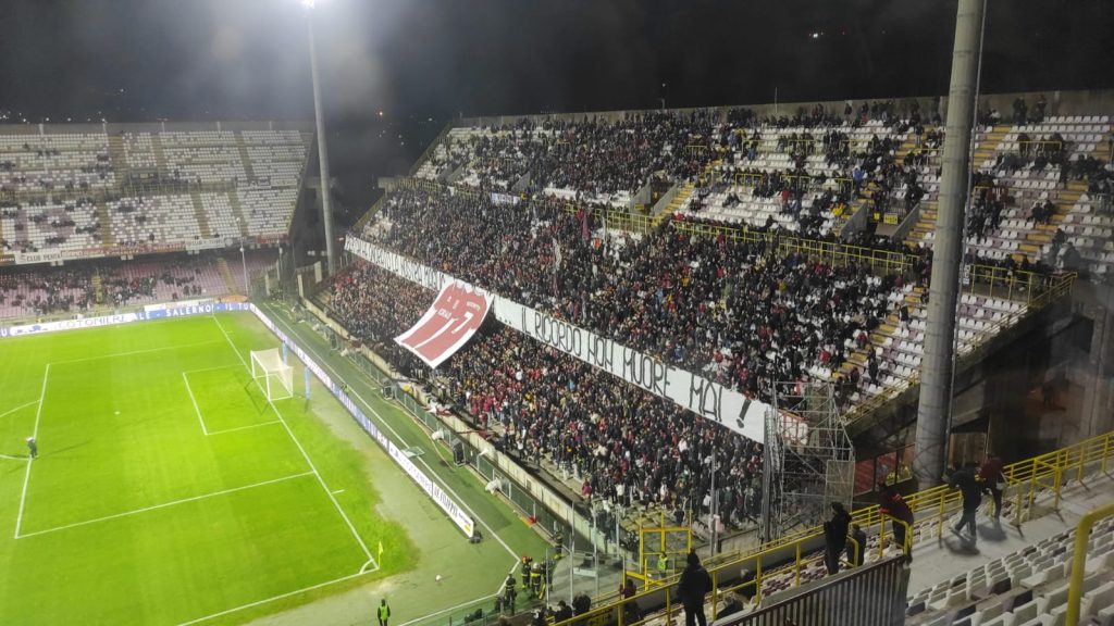Salernitana-Crotone, l’omaggio della Sud a Ricchetti