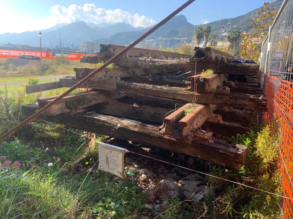 Piazza Cavour a Salerno, via i sigilli e nuovi veleni