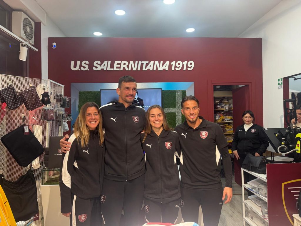 Salernitana, abbraccio dei tifosi a Golemic e Liguori