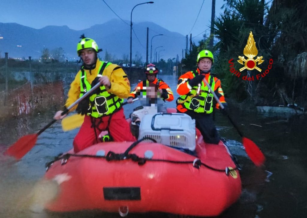Alluvione a San Marzano sul Sarno: vigili del fuoco salvano donna e animali domestici