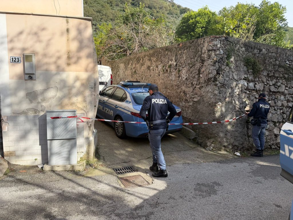 Salerno, bomba davanti le case: giallo e terrore