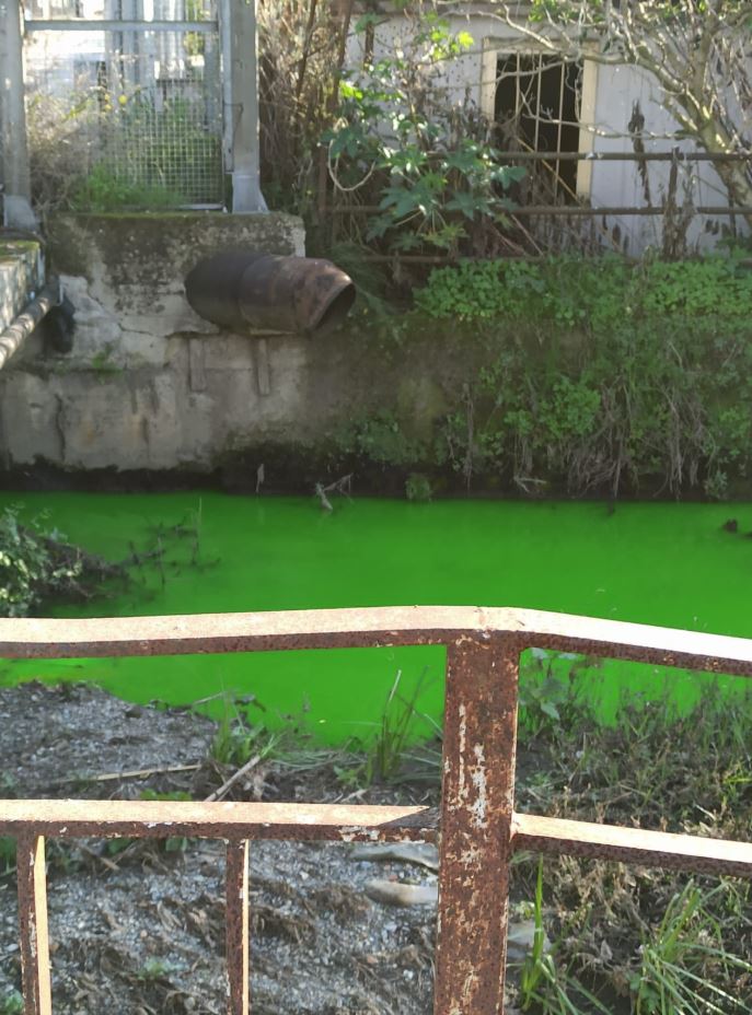 Il fiume Sarno diventa verde fluo, accuse e veleni ad Angri
