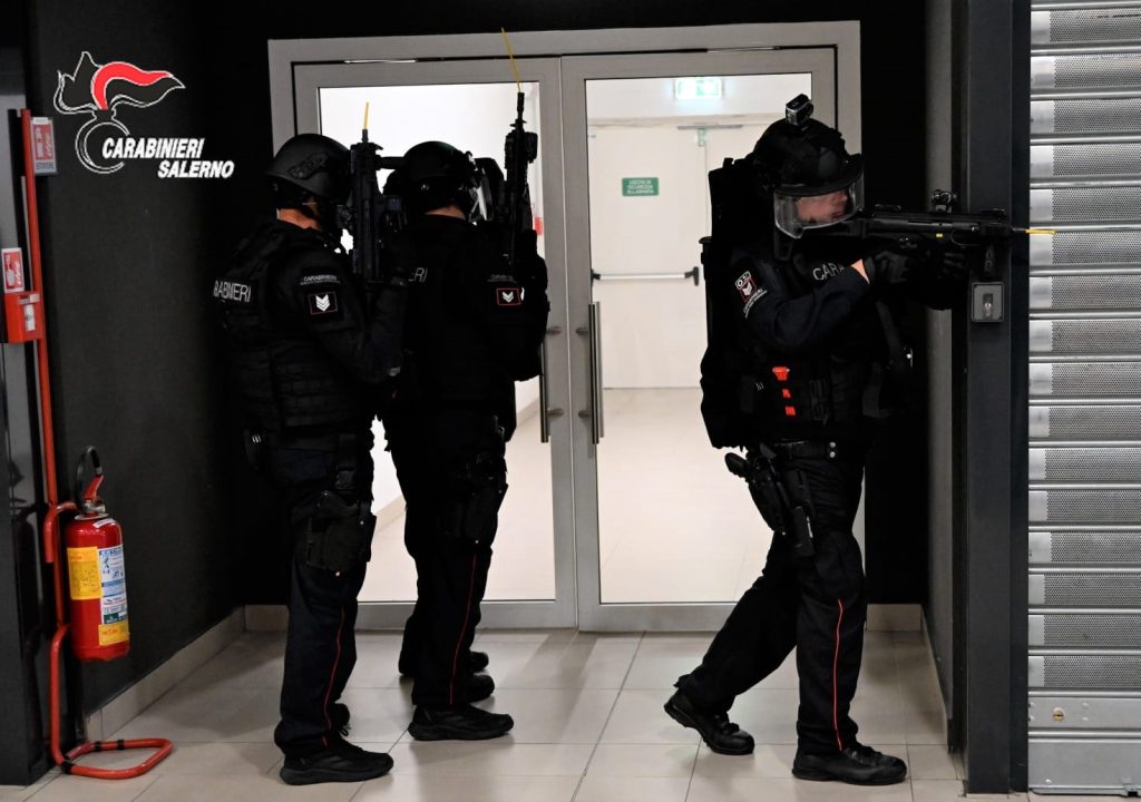 «Il latitante ha un ostaggio»: l’esercitazione dei carabinieri sembra realtà