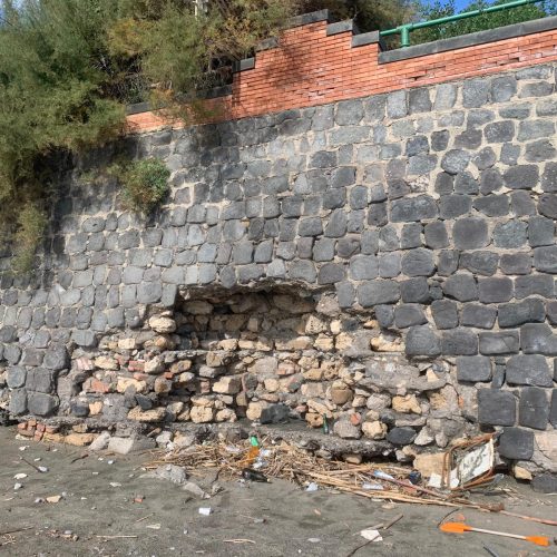 Il Comune di Salerno scopre la grotta e chiude il parco dei bimbi