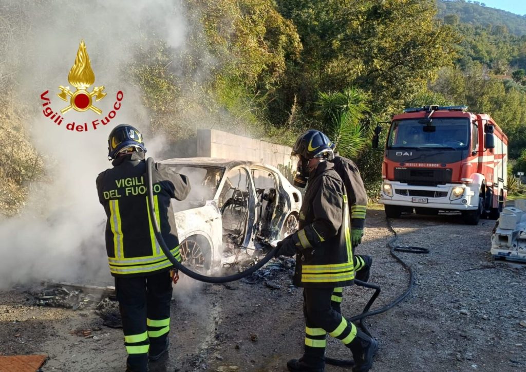 Salerno, auto in fiamme a Ogliara: paura per una donna