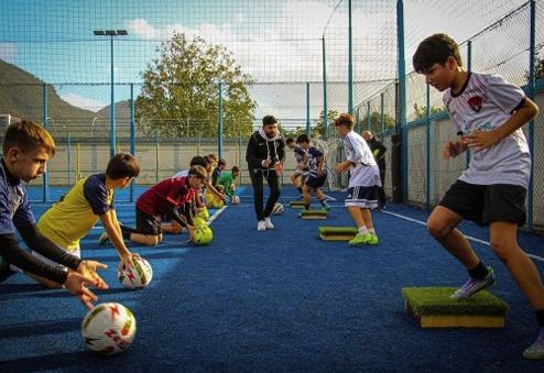 Schiaffo agli affari, scuola calcio gratuita