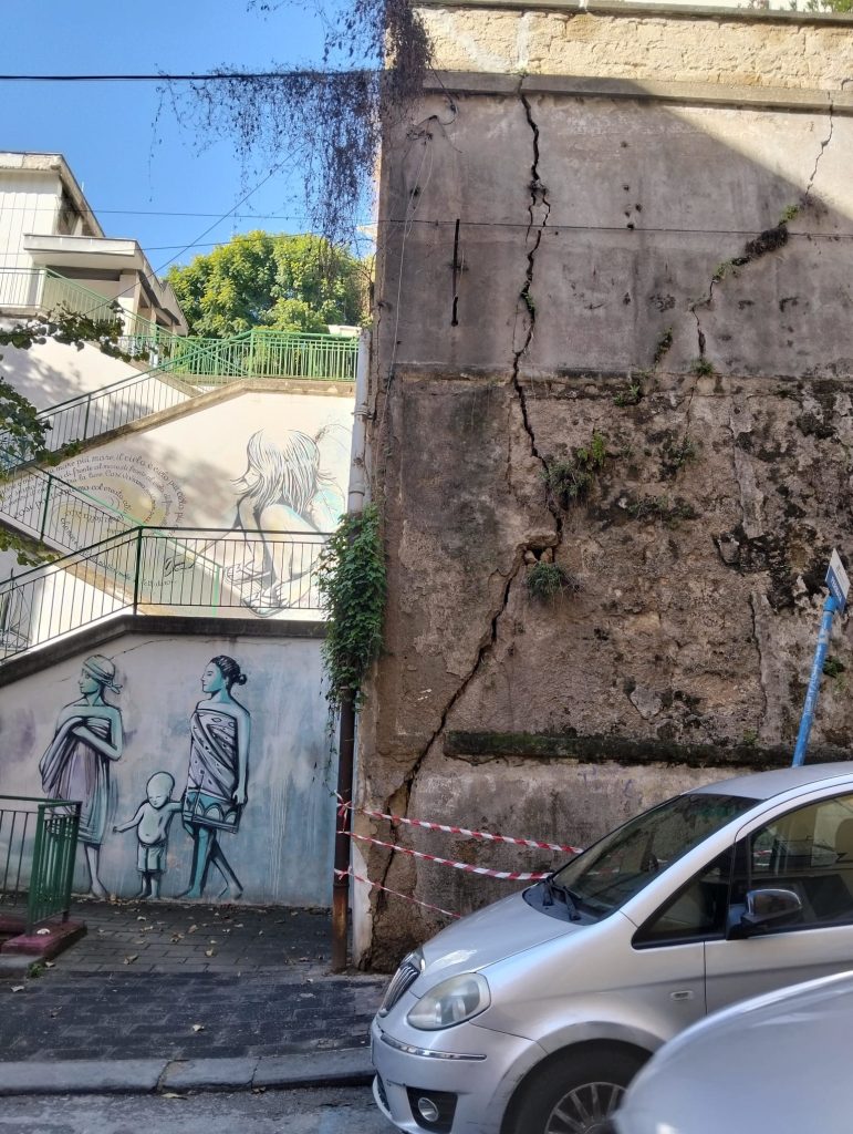 Salerno, il muro crepato di via Velia fa paura