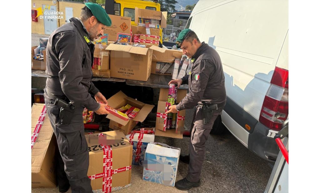 Natale sicuro nel Salernitano: maxi sequestri della Guardia di Finanza tra prodotti contraffatti e fuochi illegali