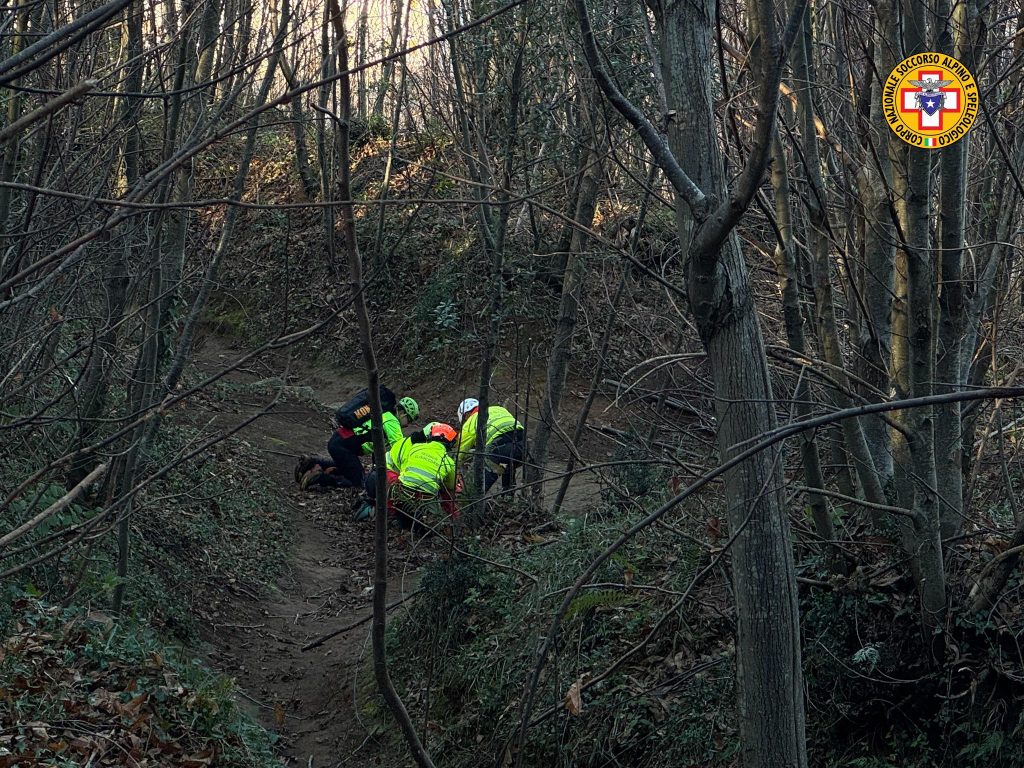 Cava de’ Tirreni, scivola su un sentiero e riporta diversi traumi: salvata escursionista