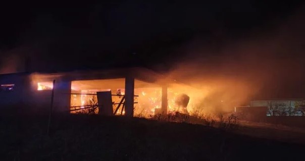 Padula, incendio in un fienile: a fuoco decine di rotoballe