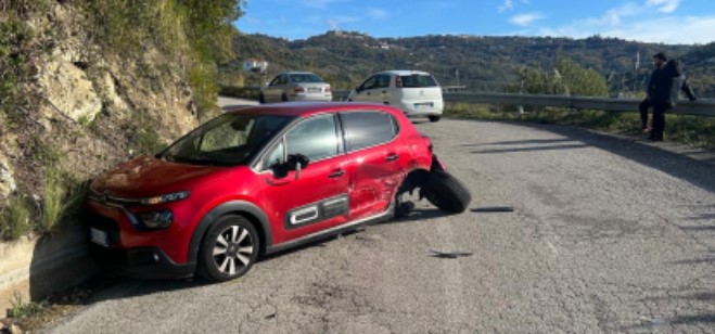 Agropoli, provoca incidente e poi scappa: caccia al pirata della strada