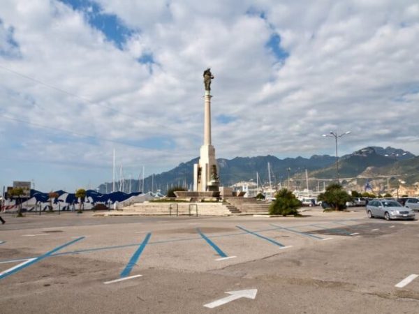 Salerno, abusivo aggredisce la municipale