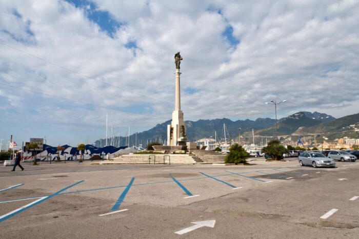 Salerno, accoltella straniero e danneggia l’ospedale Ruggi