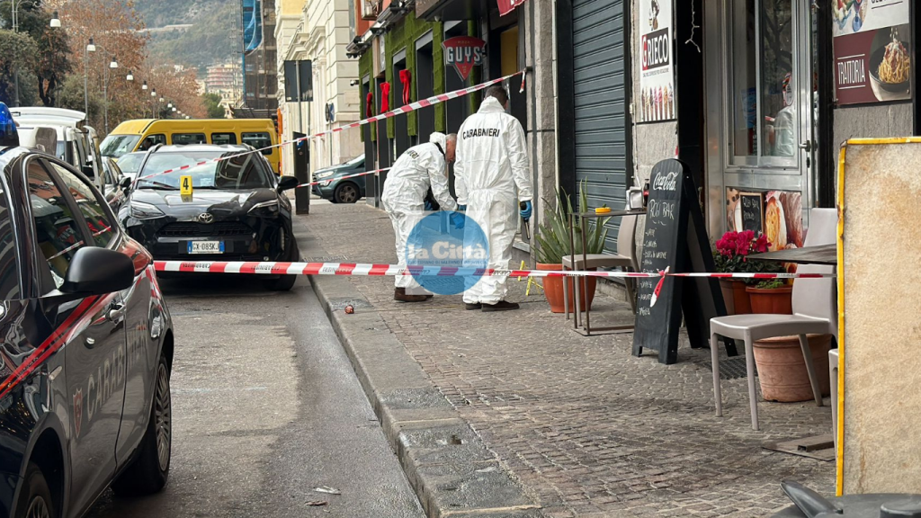 Alba di sangue a Salerno: il 40enne ferito con 15 coltellate dopo una banale lite