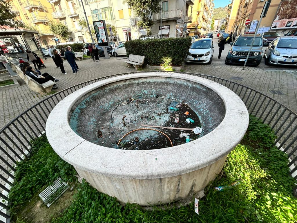 Salerno, fontane storiche e munumentali lasciate nel completo abbandono