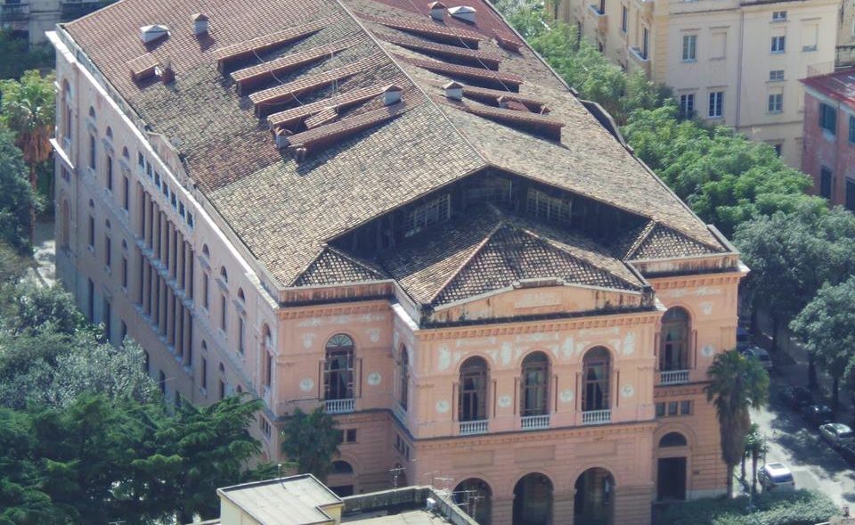 Salerno, operaio cade nel vuoto dal tetto del Casino Sociale