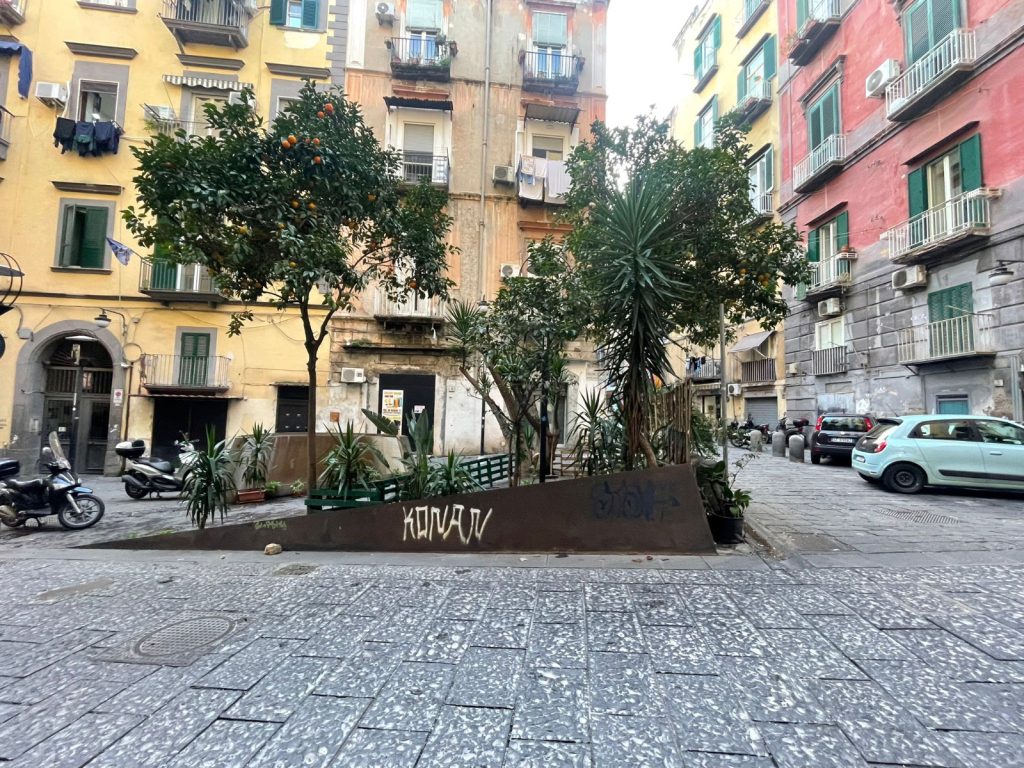 Lo slargo di Via Santa Caterina da Siena a Napoli riqualificato grazie a un workshop di urbanismo tattico