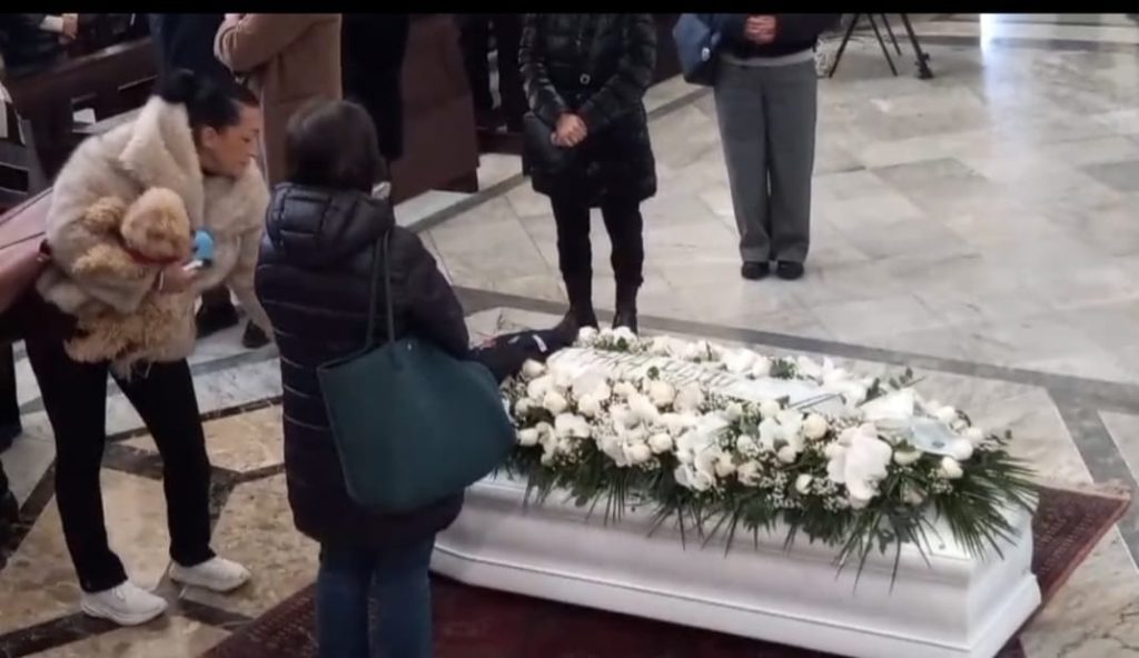 Cava de’ Tirreni, folla commossa per l’ultimo saluto ad Anna Tagliaferri: città in lutto