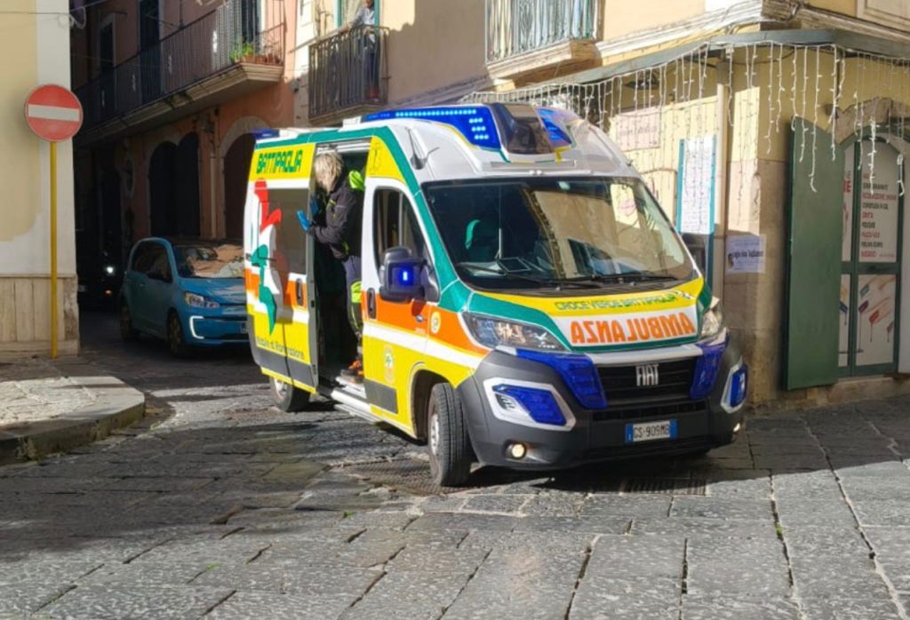 Eboli, bimba di 3 anni avverte malore in strada