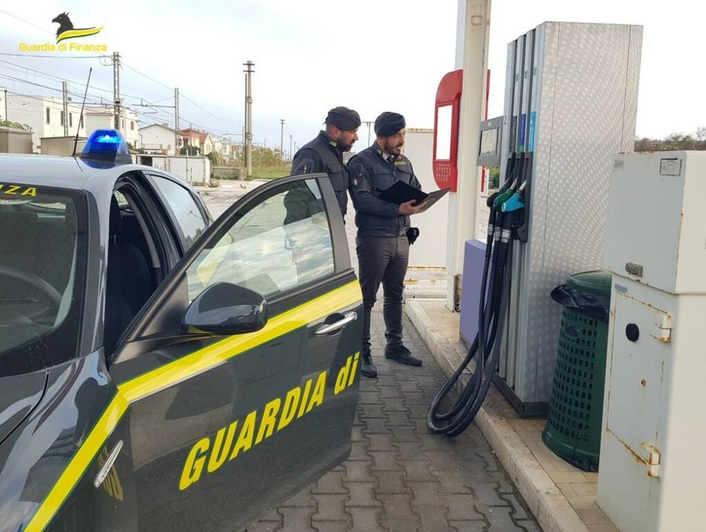 Mercato San Severino, benzina senza piombo non idonea: sequestrati 43mila litri