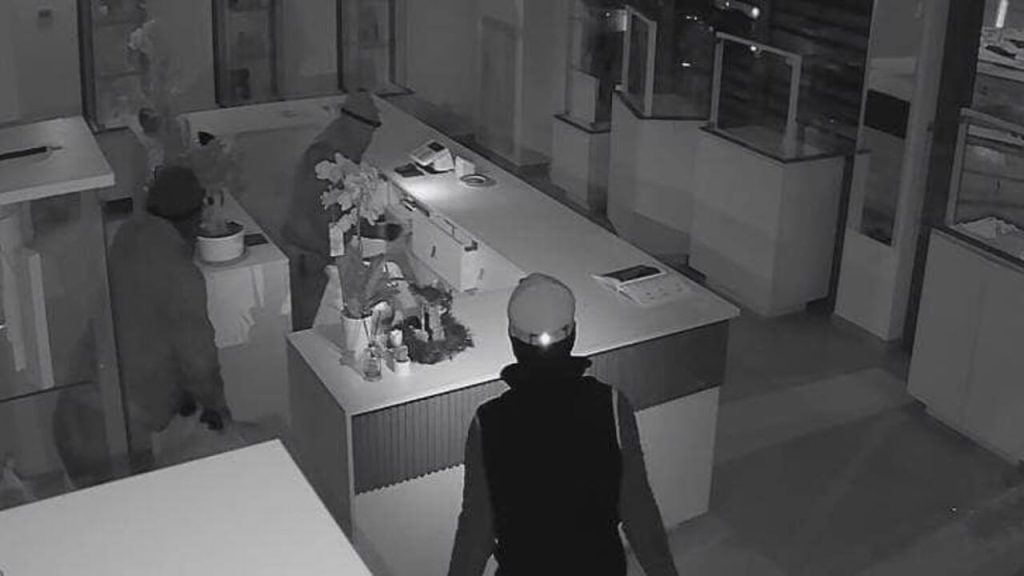 Bellizzi, i ladri assaltano e svaligiano un gioielleria