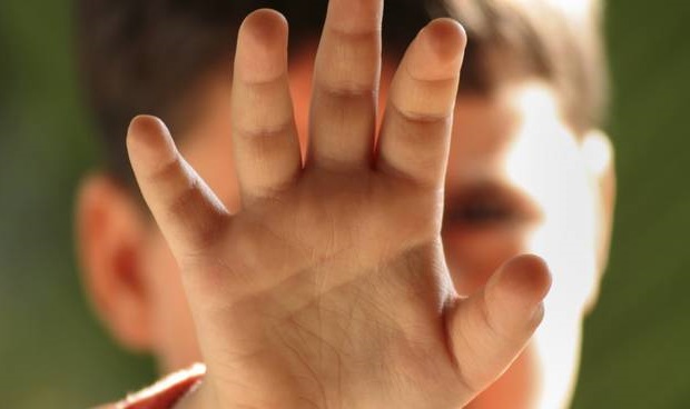 Bambino vende libri e disegni per un regalo alla sorellina: la storia che commuove