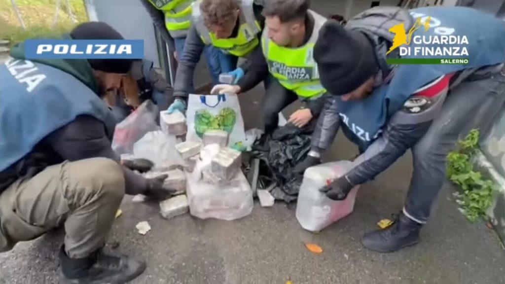 Nascondeva 37 chili di hashish, arrestato nel Salernitano