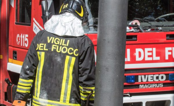 Paura a Calvanico: incendio distrugge mezzi meccanici