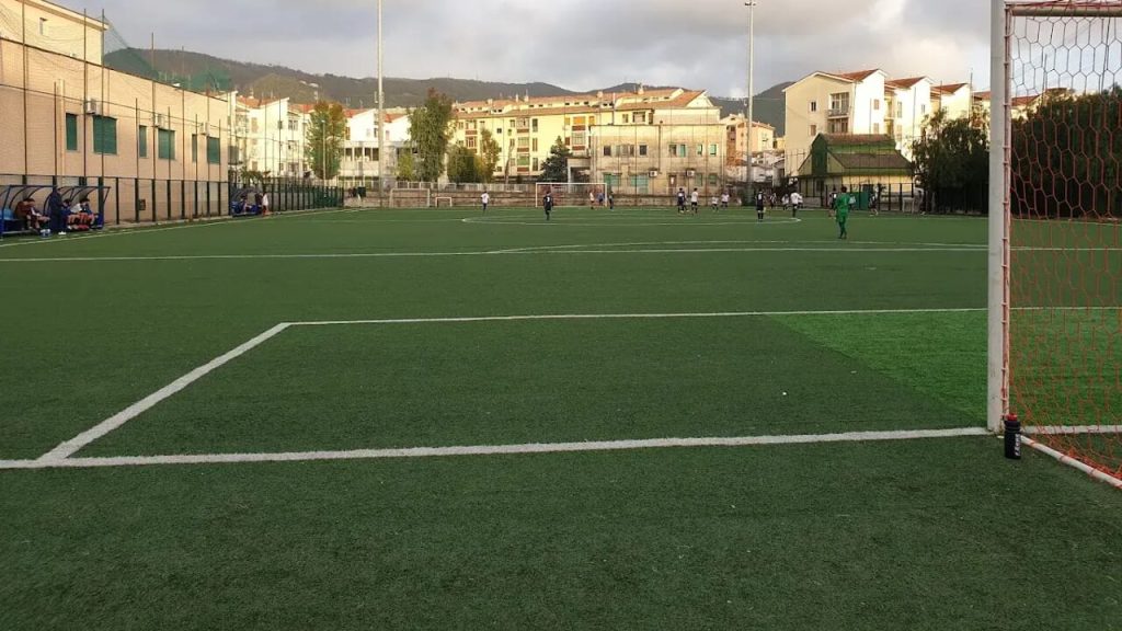 Salerno, sport a ostacoli: cambiano gli orari al campo, bimbo a casa. C’è la diffida