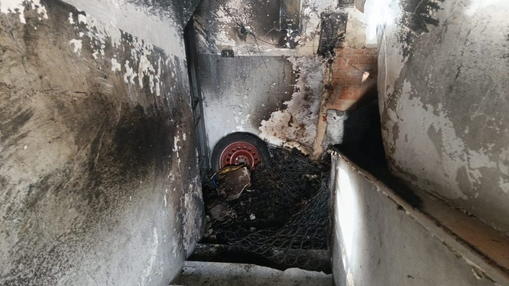 Eboli, rogo al Paterno: “Viviamo abbandonati nella fuliggine”