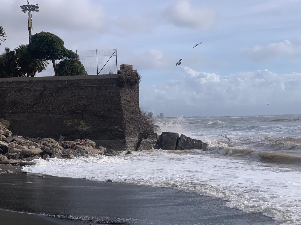 Salerno, il lungomare si sbriciola: altro crollo a Torrione