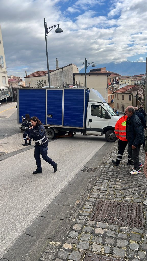 Eboli, camion si blocca di traverso in via Vignola: caos all’ingresso dell’ospedale