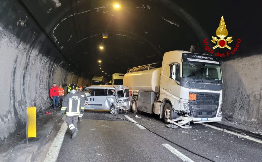 Salerno, scontro tra autocisterna e due auto in galleria